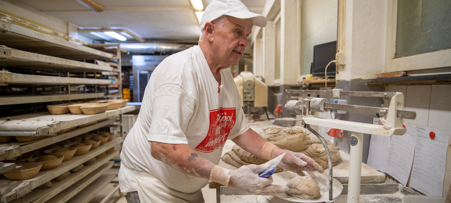 Ein Bäcker (Senior) bei der Arbeit - Rente