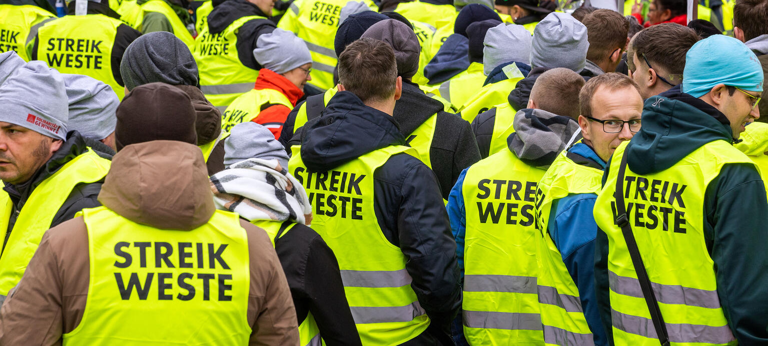 Warnstreikende mit gelben Westen