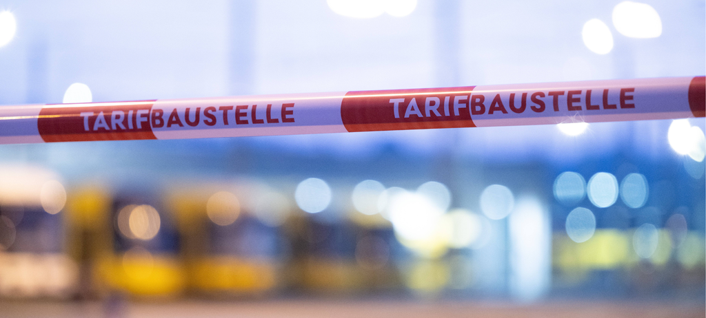 Ein Absperrband mit der Aufschrift „Tarifbaustelle“ hängt vor dem Betriebshof Trachenberge der Dresdner Verkehrsbetriebe (DVB). Die Gewerkschaft Verdi ruft bereits zum zweiten Mal in der laufenden Tarifrunde zu bundesweiten PNV-Warnstreiks auf.