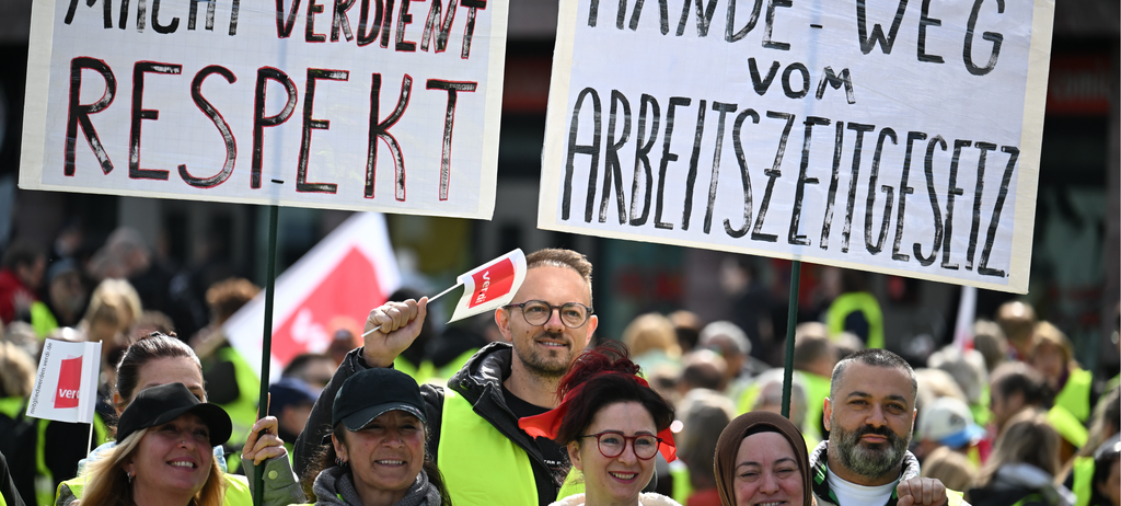 Beschäftige im Einzelhandel demonstrieren mit Schildern 'Wer den Umsatz macht verdient Respekt'und 'Hände weg vom Arbeitszeitgesetz'vor dem Fußball-Museum. In den laufenden Tarifverhandlungen im Handel hat Verdi für diesen Freitag zu Warnstreiks aufgerufen