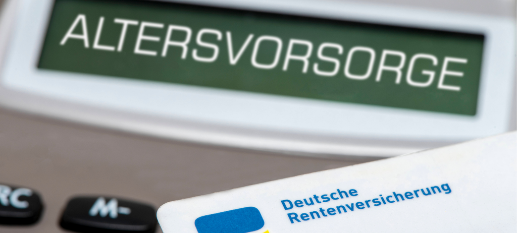 Das Display von einem Taschenrechner ist beschriftet mit der Digitalanzeige Altersvorsorge als Symbolbild für die Pflicht zur Vorsorge im Sozialsystem - digital bearbeitet