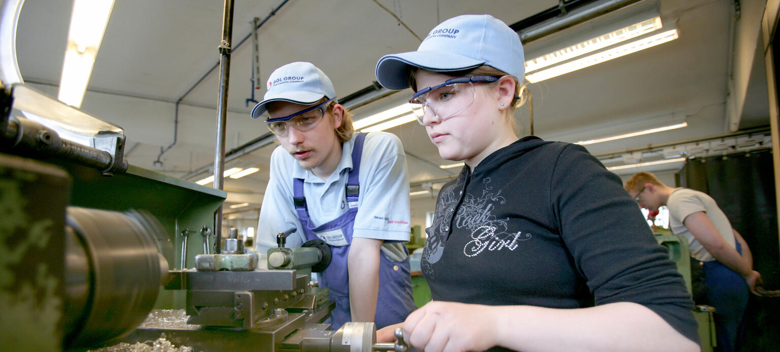 Schülerin an der Werkbank bei der SGL Carbon GmbH Bonn, Ausbildungsvergütung