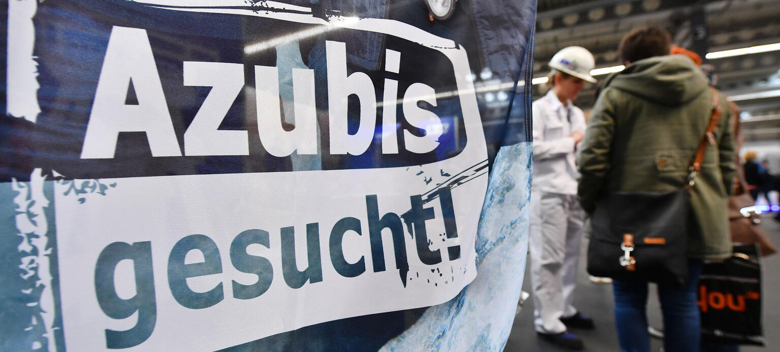 'Azubis gesucht' steht auf einem Banner 