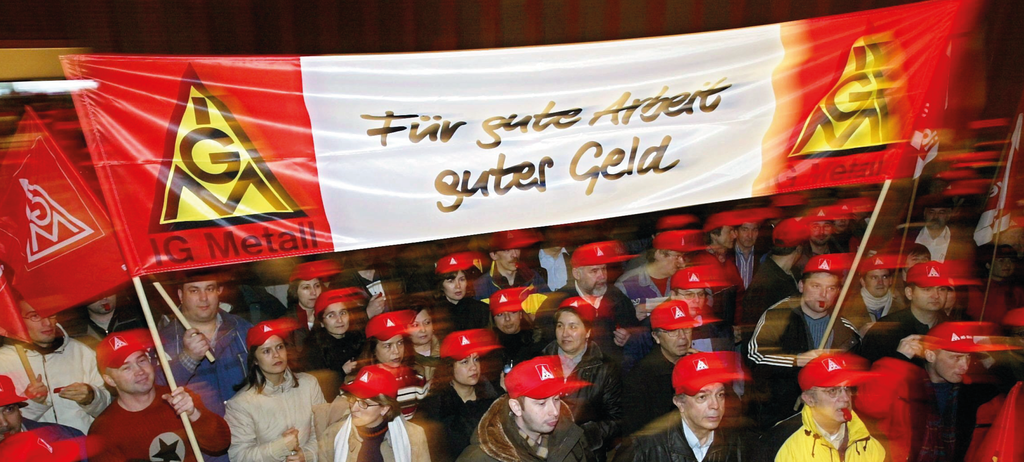 Streikende IG Metall-Mitglieder aus Baden-Württemberg stehen am 11.2.2004 im Congress-Zentrum in Pforzheim. 