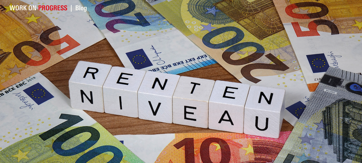 verschiedene Geldscheine mit Buchstabenwürfel und dem Schriftzug Rentenniveau