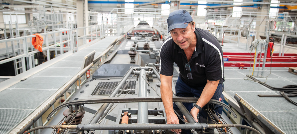Ein älterer Arbeiter in einer Fabrikhalle