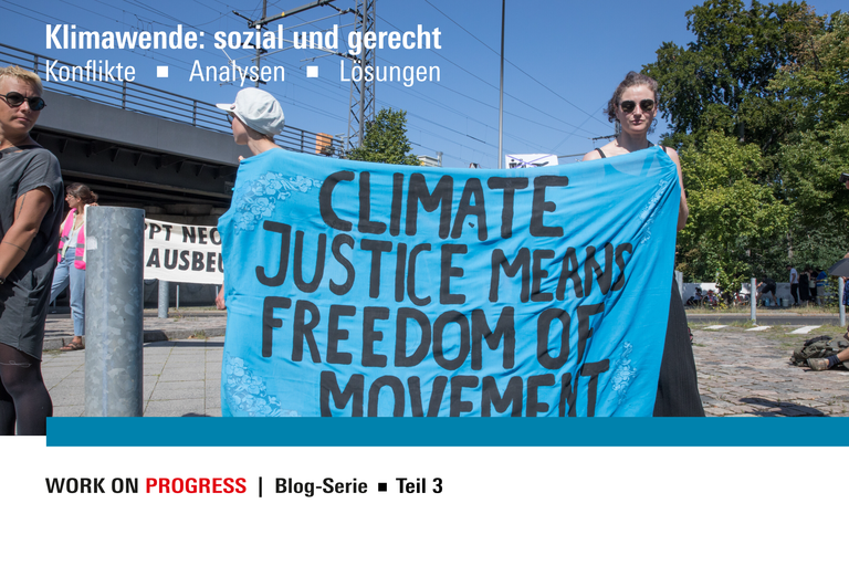Demonstrantinnen zeigen ein Plakat mit der Aufschrift Climate justice means freedom of movement 