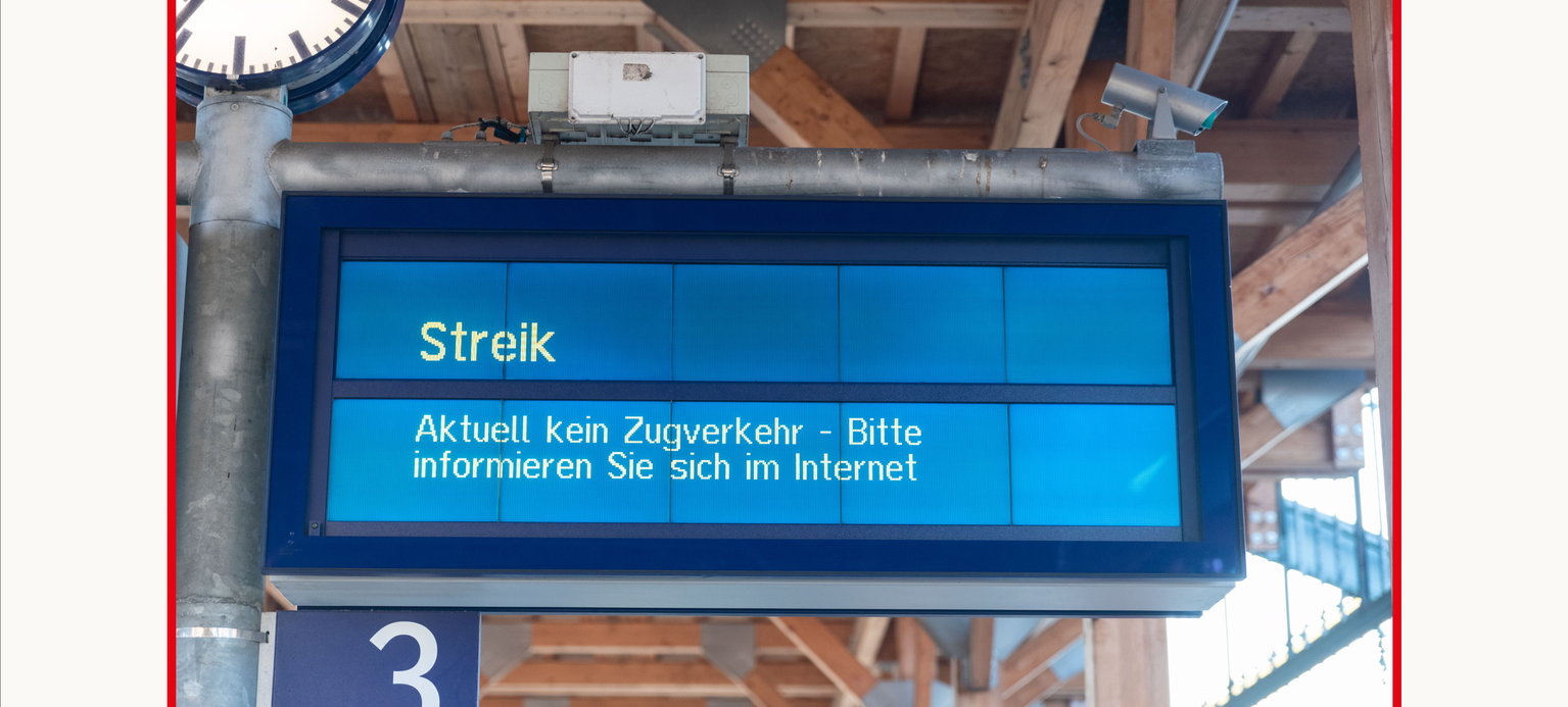 Digitale Anzeigetafeln mit Hinweisen zu Zugausfaellen aufgrund eines Streiks.. 