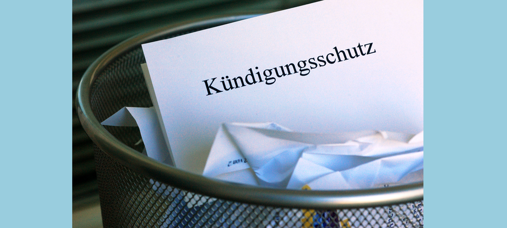Ein Blatt mit der Aufschrift Kündigungsschutz liegt im Papierkorb