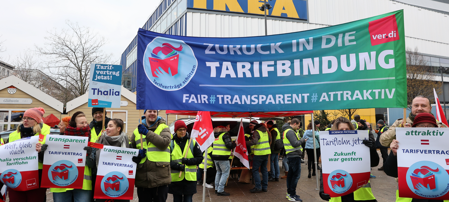 Mit Fahnen und Transparenten streiken Beschäftigte des Einzelhandels am 16.12.2022 vor dem Einrichtungshaus Ikea in der Großen Bergstraße im Stadtteil Altona. Auf einem Transparent steht die Aufschrift 'Zurück in die Tarifbindung'. Ver.di hat die Mitarbeiter von Ikea und Thalia zum Streik aufgerufen.