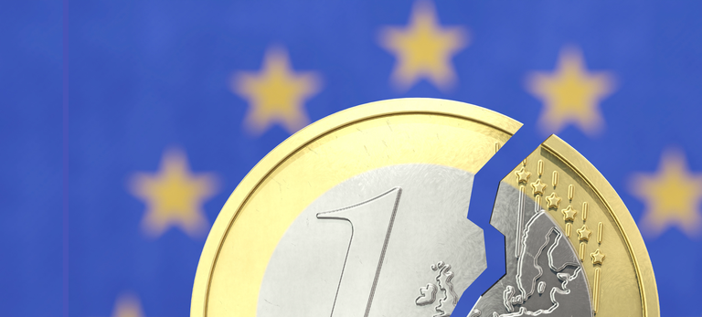 gespaltene Euromünze vor EU Flagge