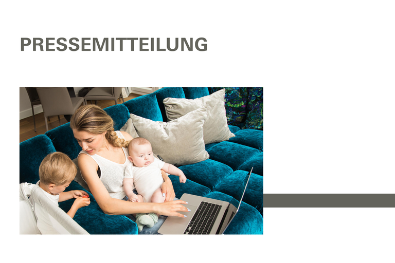 Mutter mit Laptop und zwei Kleinkindern