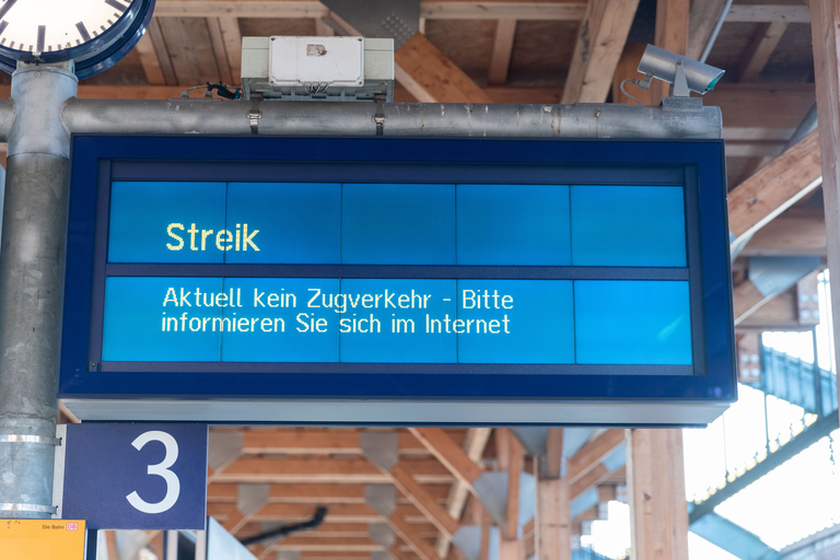 Digitale Anzeigetafeln mit Hinweisen zu Zugausfaellen aufgrund von Streik.. 