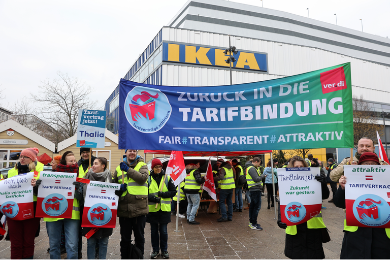 Mit Fahnen und Transparenten streiken Beschäftigte des Einzelhandels vor dem Einrichtungshaus Ikea in der Großen Bergstraße im Stadtteil Altona. Auf einem Transparent steht die Aufschrift 'Zurück in die Tarifbindung'. Ver.di hat die Mitarbeiter von Ikea und Thalia zum Streik aufgerufen.