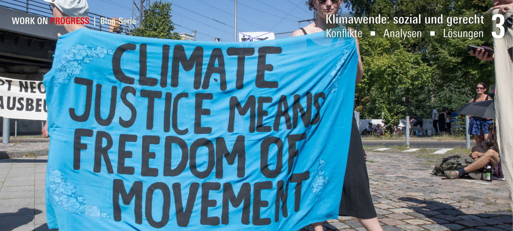 Demonstrantinnen zeigen ein Plakat mit der Aufschrift Climate justice means freedom of movement. 