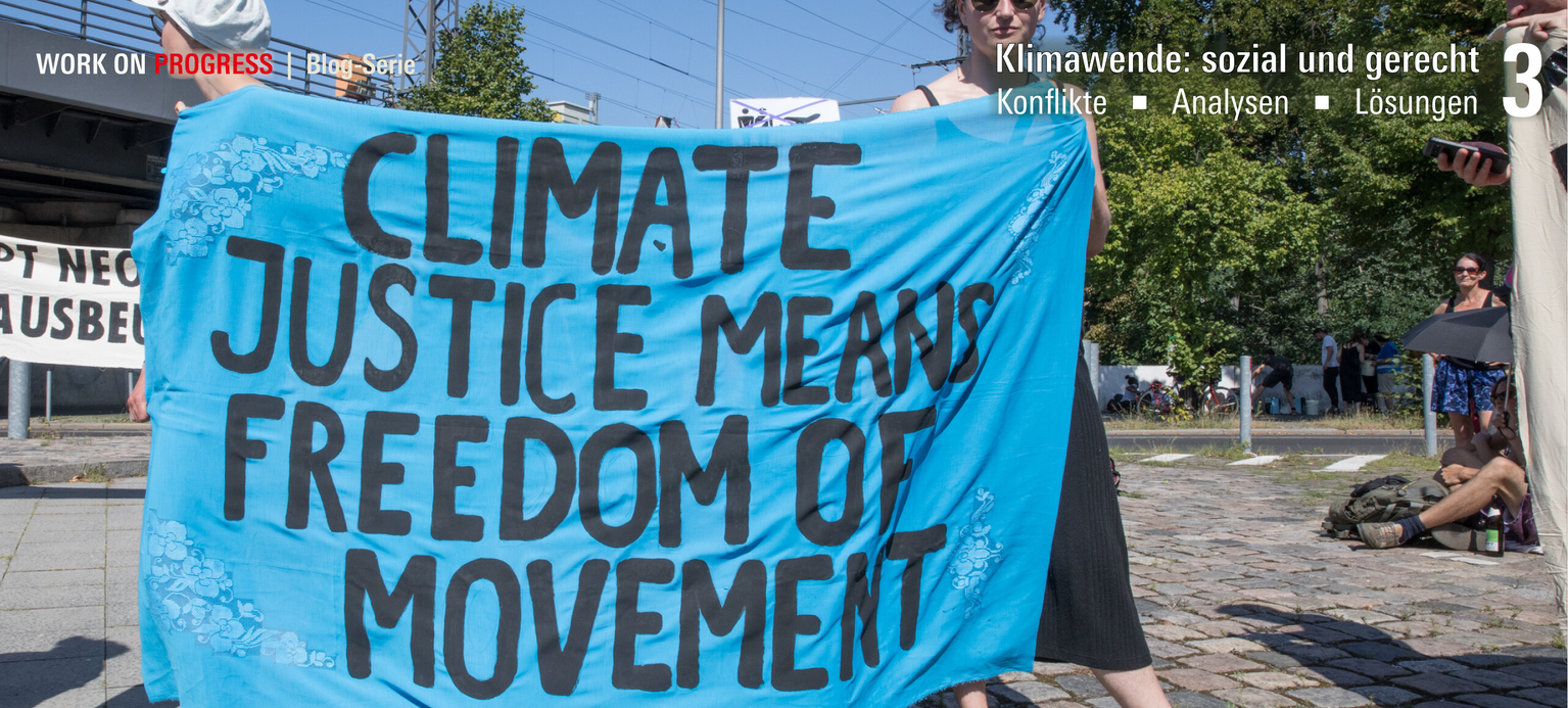 Demonstrantinnen zeigen ein Plakat mit der Aufschrift Climate justice means freedom of movement.